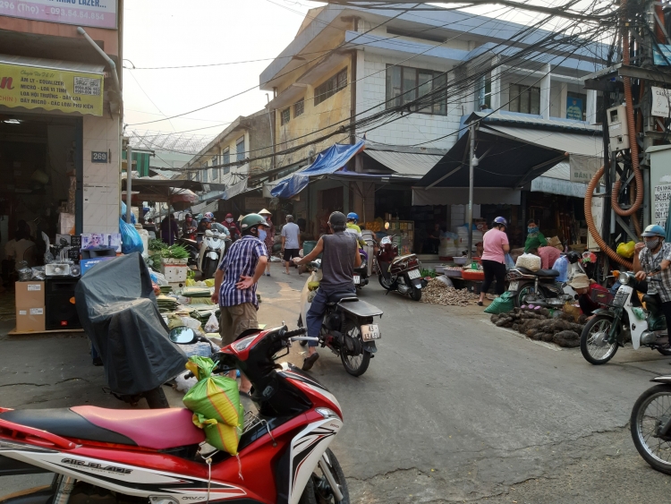 da nang sang dau tien cach ly xa hoi co hien tuong nguoi dan mua hang tich tru