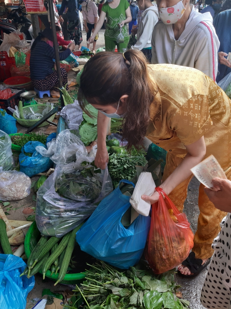 da nang sang dau tien cach ly xa hoi co hien tuong nguoi dan mua hang tich tru