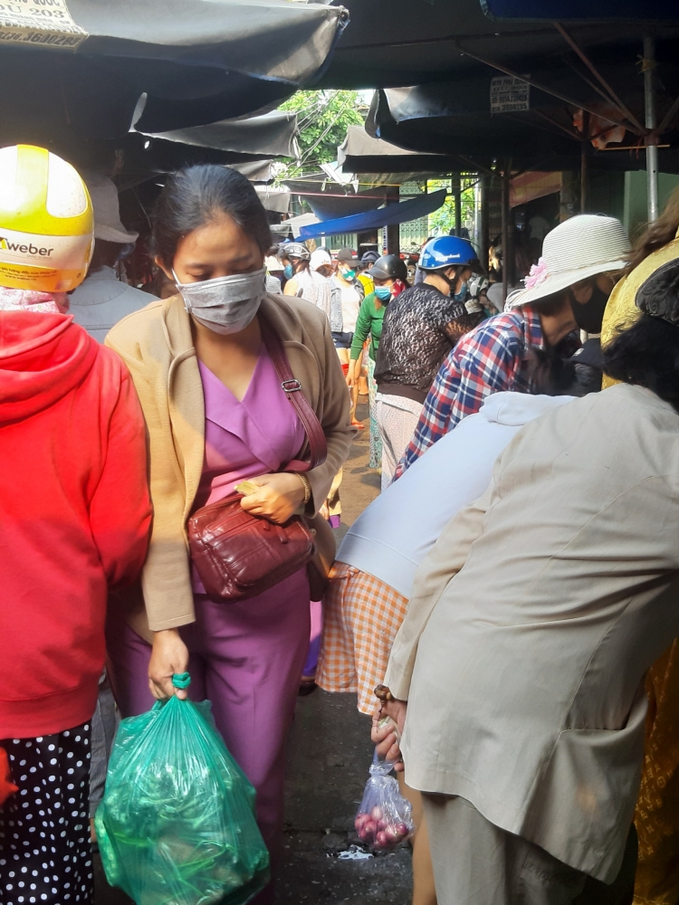 da nang sang dau tien cach ly xa hoi co hien tuong nguoi dan mua hang tich tru