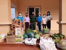 Quảng Trị: Hình ảnh cảm động người dân mang thực phẩm góp cho khu cách ly