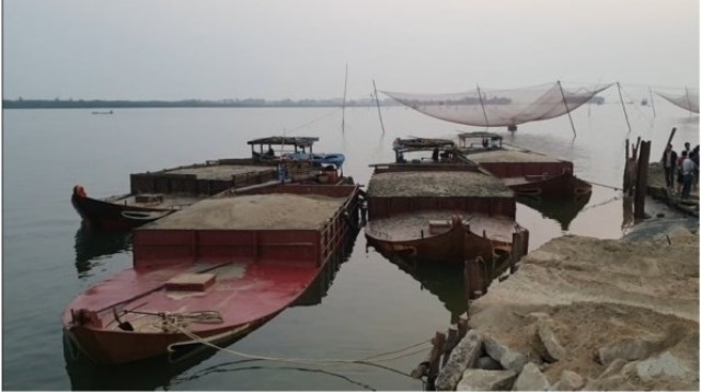 Quảng Nam: Bắt quả tang 8 đối tượng hút cát trái phép trên sông Thu Bồn