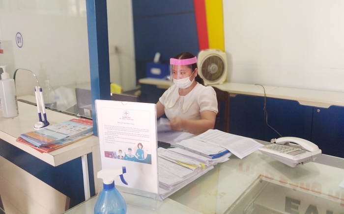 Thừa Thiên Huế: Làm mũ chống giọt bắn phòng dịch Covid-19