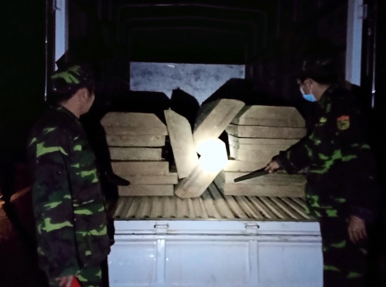 Bắt quả tang xe tải vận chuyển 17 phách gỗ trái phép