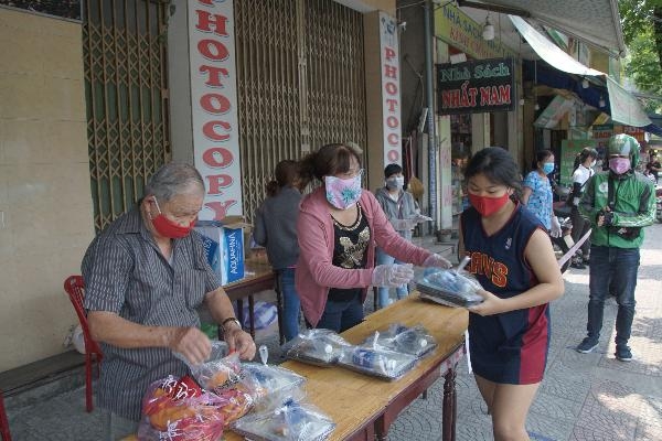 da nang nhung suat com tinh nghia am long trong mua dich covid 19