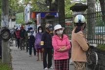 Người nghèo ở Huế xếp hàng nhận gạo hỗ trợ từ cây “ATM”