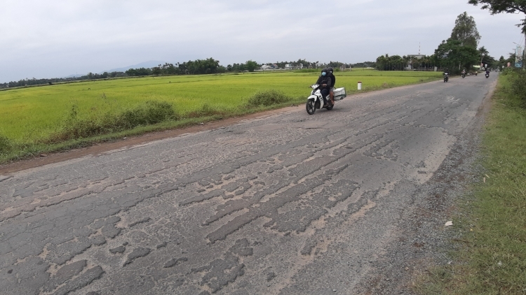 tinh lo 608 o quang nam chiec ao rach ta toi khi nao thay moi