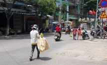 Đà Nẵng: “Ước chi trưa mô đi làm cũng được nhận cơm từ thiện hỉ?”