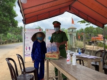 2 trái mít, 10 quả trứng gà và tấm lòng của cụ bà ở Quảng Nam trong mùa dịch