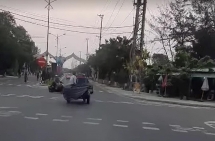 Quảng Nam: Xe 3 bánh chở thép chạy như bị “ma đuổi” suýt gây tai nạn khi qua ngã tư