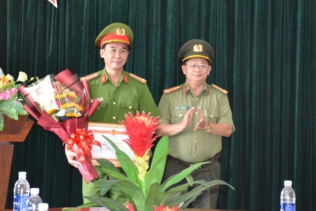 Bắt giữ 2 tên cướp Ngân hàng, Công an Bình Sơn được Giám đốc Công an tỉnh Quảng Nam khen thưởng