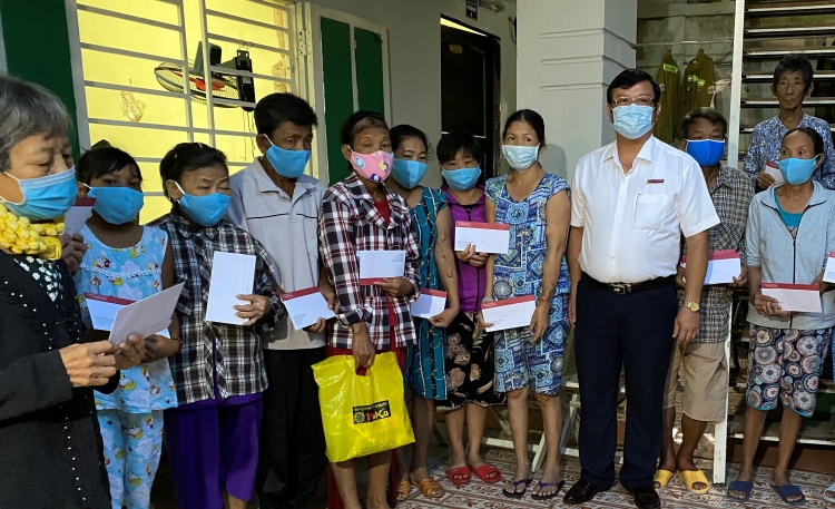 Agribank miền Trung tặng quà cho những bệnh nhân chạy thận