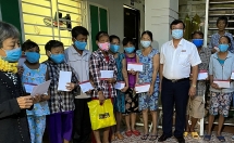 agribank mien trung tang qua cho nhung benh nhan chay than