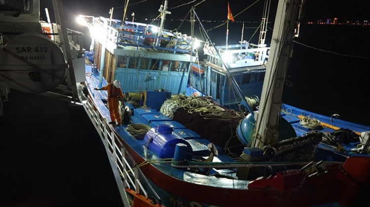 Xuyên đêm cứu 16 ngư dân Quảng Nam gặp nạn trên biển Hoàng Sa