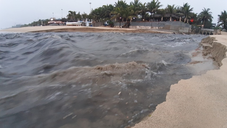 Nước thải tuôn như thác ra biển, Giám đốc Sở TNMT Đà Nẵng nói gì?