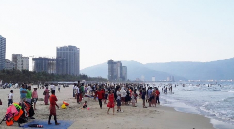 Đà Nẵng: Dự tính tăng giá tắm nước ngọt ở các bãi biển, vì đang ‘rẻ nhất thế giới’