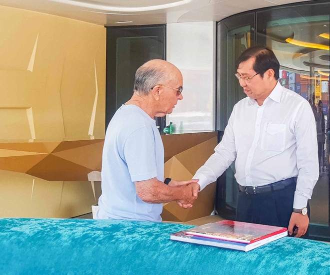 Ông chủ đội bóng Tottenham Hotspur gửi thư cám ơn Đà Nẵng