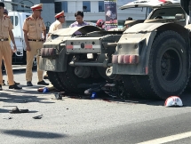 da nang nam cong nhan chet tham duoi gam xe container