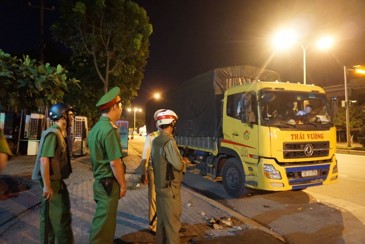 Đà Nẵng: Bị phát hiện chở quá tải, tài xế cố thủ suốt 3 giờ trong cabin