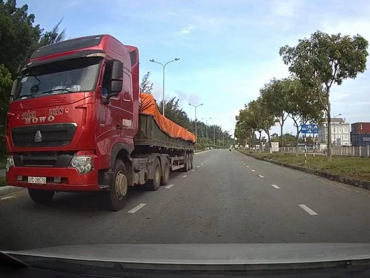 Đã tìm ra chủ xe đầu kéo ngang nhiên chạy ngược chiều ở Đà Nẵng