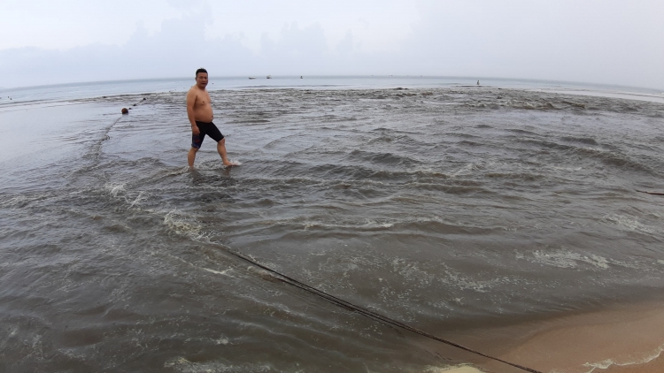 da nang nuoc thai tuon ra bien du khach phai bo chay len bo