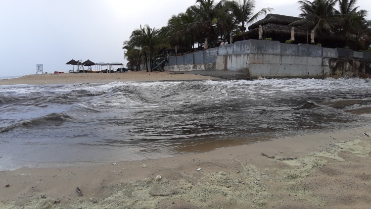 da nang nuoc thai tuon ra bien du khach phai bo chay len bo