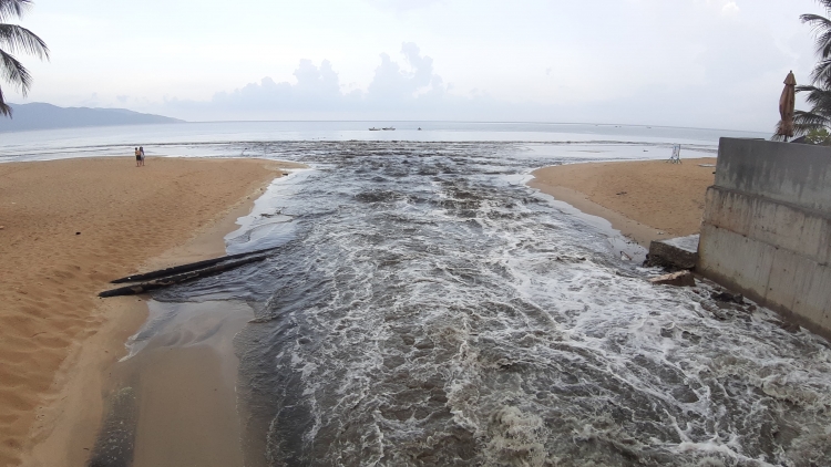 da nang nuoc thai tuon ra bien du khach phai bo chay len bo