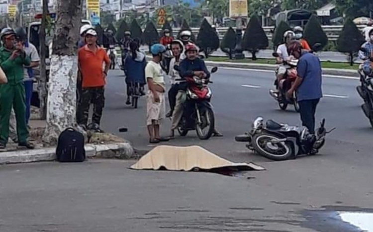 Thiếu niên 14 tuổi lao xe máy lên vỉa hè, người ngồi sau tử vong