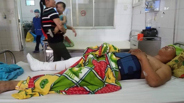 Quảng Nam:  Cán bộ địa chính xã bị tông gãy chân khi truy đuổi "cát tặc"