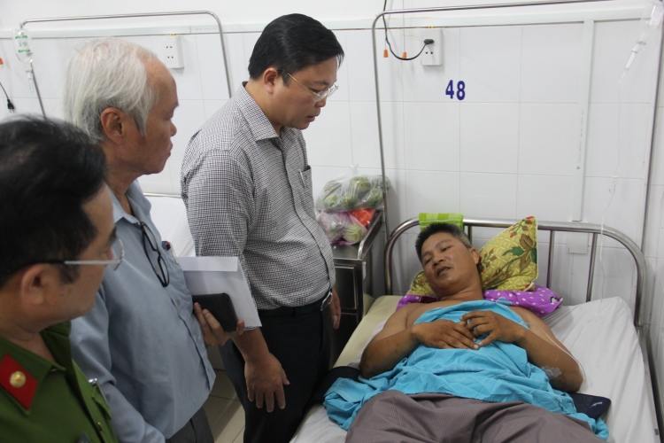 Phó Chủ tịch Quảng Nam thăm hỏi cán bộ bị “cát tặc” tấn công