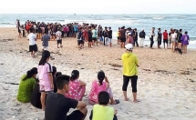 Lao ra biển cứu bạn, nam thanh niên bị sóng cuốn trôi