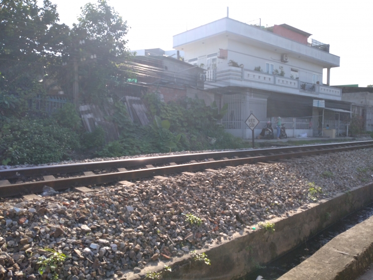 da nang song gan duong sat khong rao chan nguoi dan thap thom lo au