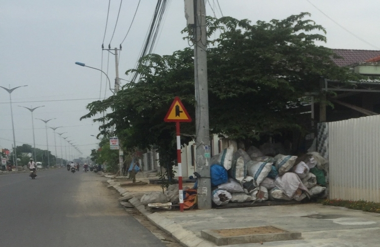 Nhếch nhác và nguy cơ mất an toàn từ các cơ sở thu mua phế liệu nhech nhac va nguy co mat an toan tu cac co so thu mua phe lieu