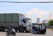 da nang va cham voi xe tai tai vong xuyen mot phu nu chet tham