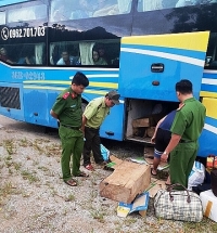 quang nam tam giu 11 hop go doi huong dau tren xe khach