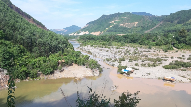 Người dân Cơ Tu sống lay lắt cạnh dự án thủy điện "treo"