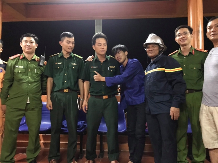 da nang thanh nien ngao da nhay xuong vuc roi khoc nuc no khi duoc cuu song