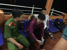 Đà Nẵng: Thanh niên "ngáo đá" nhảy xuống vực, rồi khóc nức nở khi được cứu sống