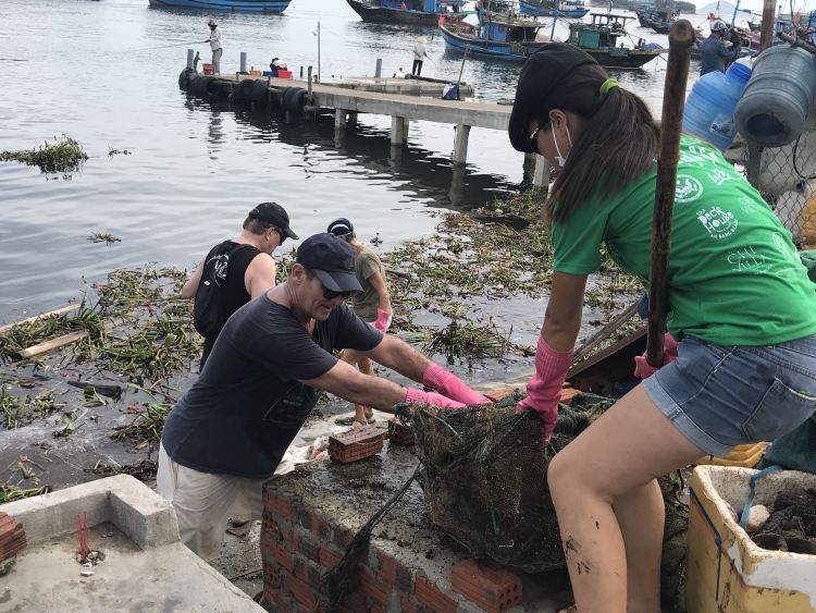 Độc đáo tour chèo thuyền vớt rác trên sông Thu Bồn