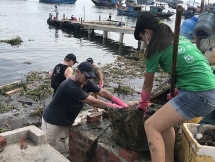 Độc đáo tour chèo thuyền vớt rác trên sông Thu Bồn