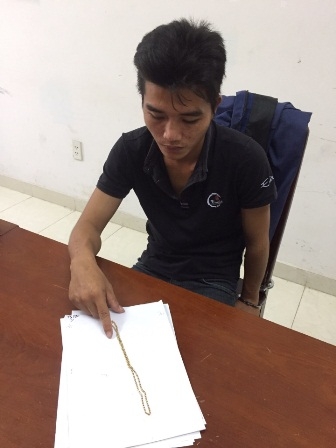 quang nam bat giu nhanh doi tuong cuop giat day chuyen cua phu nu