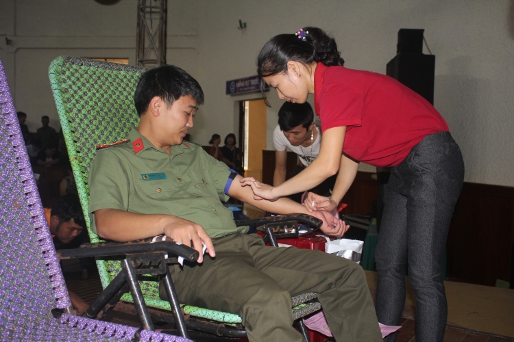 gia lai hon 1000 nguoi dang ky hien mau tinh nguyen