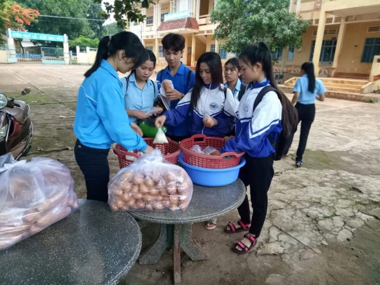 gia lai hang ngan suat com mien phi trao tay thi sinh vung cao