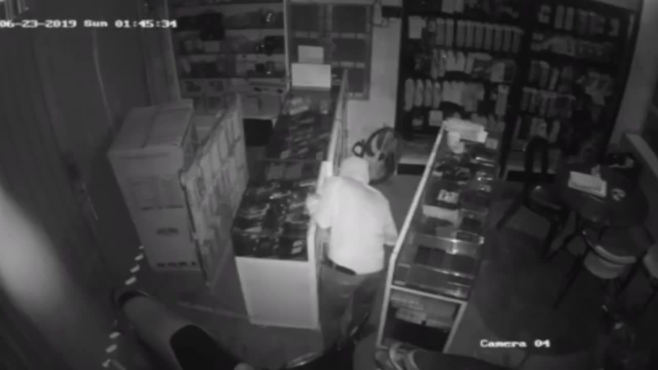 Cận cảnh tên trộm đột nhập khoắng 80 chiếc ĐTDĐ trong 17 phút