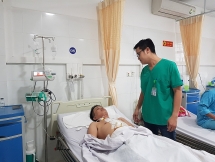 Cứu sống bệnh nhân bị kéo sắt đâm vào ngực