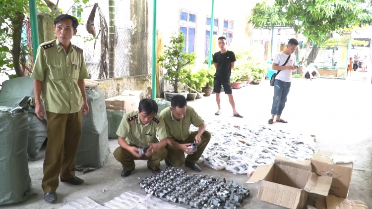 quang nam phat hien xe khach hoang long cho luong lon hang hoa nghi nhap lau