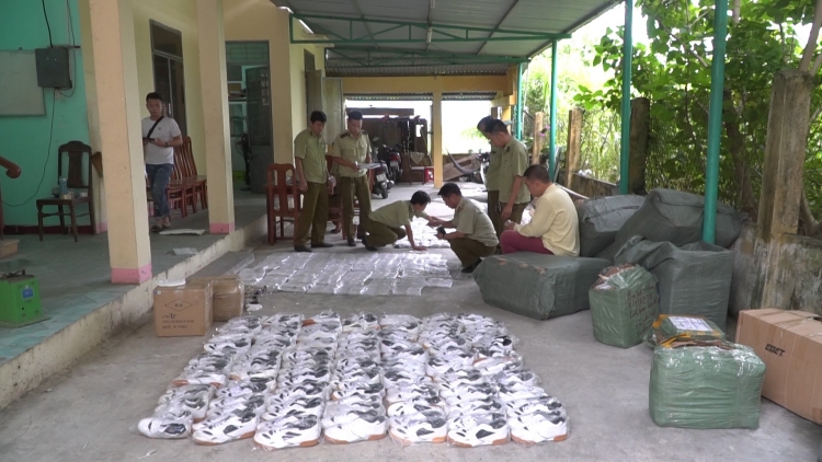 quang nam phat hien xe khach hoang long cho luong lon hang hoa nghi nhap lau