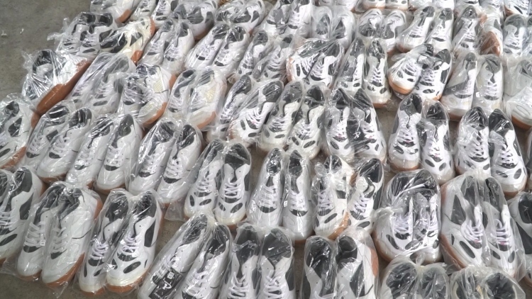 quang nam phat hien xe khach hoang long cho luong lon hang hoa nghi nhap lau