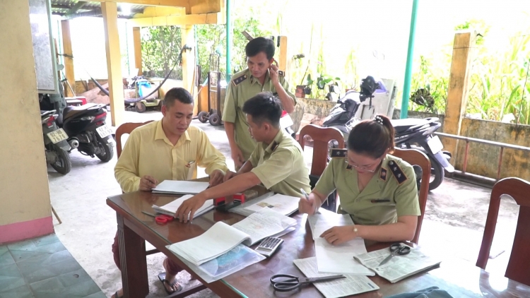 quang nam phat hien xe khach hoang long cho luong lon hang hoa nghi nhap lau