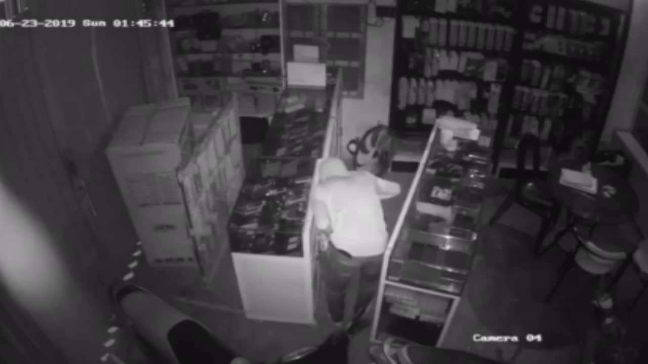 Đã bắt được “siêu trộm” 17 phút khoắng sạch tài sản cửa hàng ĐTDĐ ở Quảng Nam
