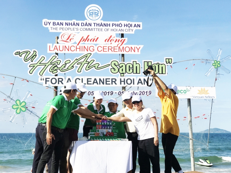 Vietnam Airlines đồng hành với Chương trình "Vì Hội An sạch hơn"